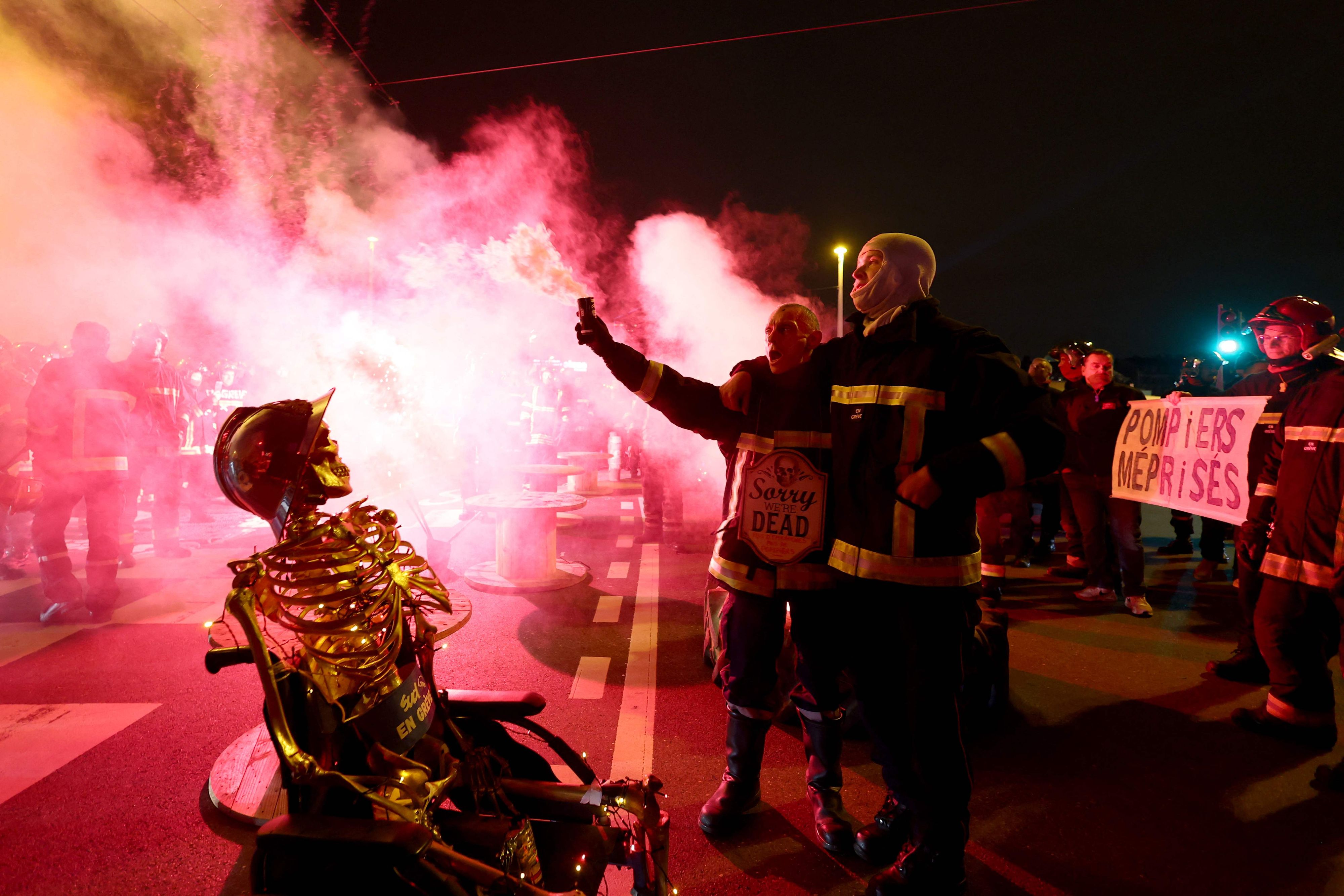 Es kriselt in Frankreich. Im Bild: Feuerwehrleute während eines Protests gegen eine Bonus-Kürzung in Lyon am 5. Dezember 2024.