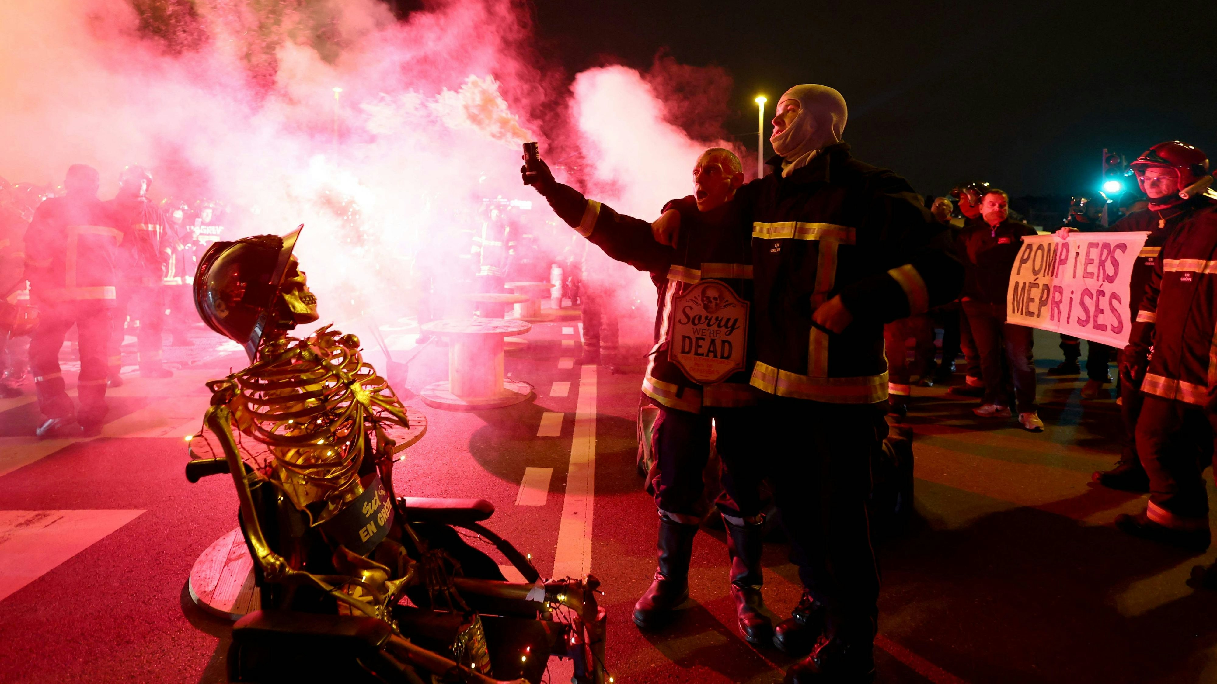 Es kriselt in Frankreich. Im Bild: Feuerwehrleute während eines Protests gegen eine Bonus-Kürzung in Lyon am 5. Dezember 2024.