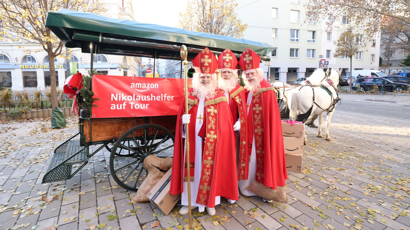 Alle drei Nikolaus-Helfer machten sich dann mit der Kutsche auf den Weg zum Mutter-Kind-Haus