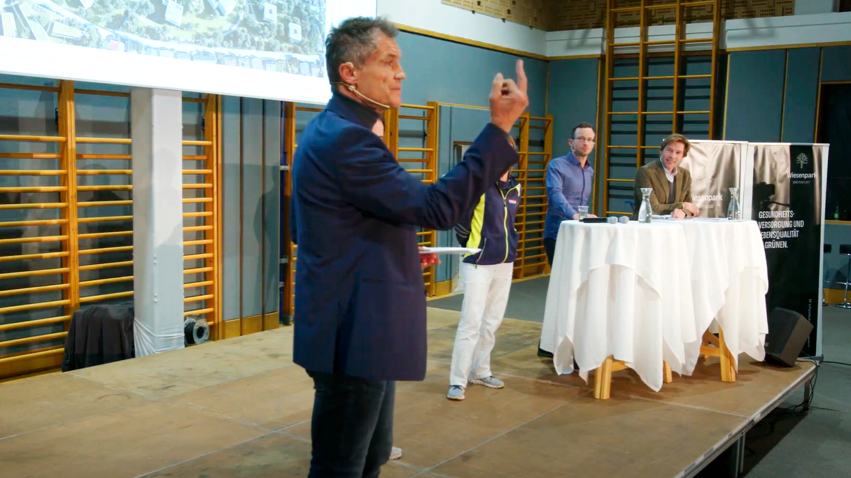 Moderator Armin Assinger erhob den Mittelfinger während einer Moderation zum Bauprojekt in Breitenfurt.