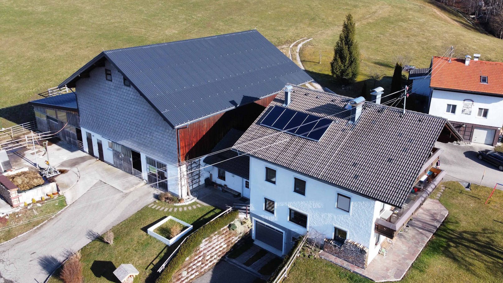 Am Hof von Familie Pachler in Tiefgraben wurde eine thermische Solaranlage installiert – damit erfolgt die Heißwasseraufbereitung für die Melkanlage aus reiner Sonnenenergie.
Bildnachweis: Franz Neumayr / Abdruck honorarfrei!
