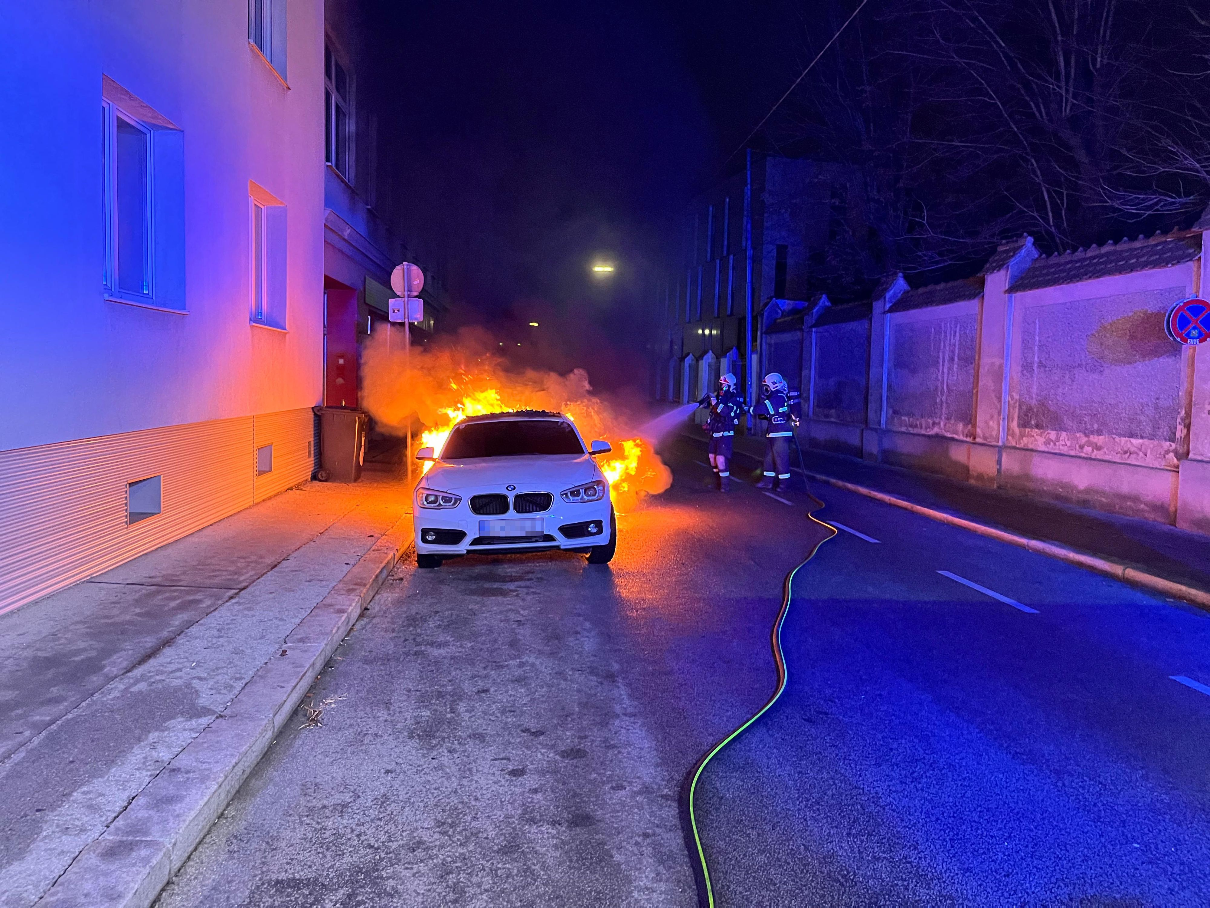 Einer der abgebrannten Pkw – die Feuerwehr musste unter Atemschutz löschen.