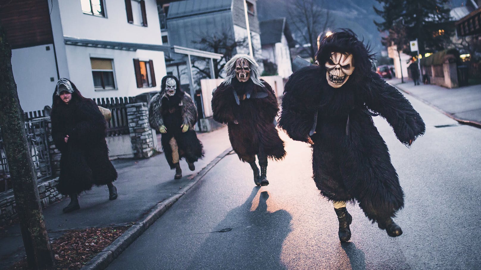 Aggressive Krampus-Bande fällt über Polizisten her