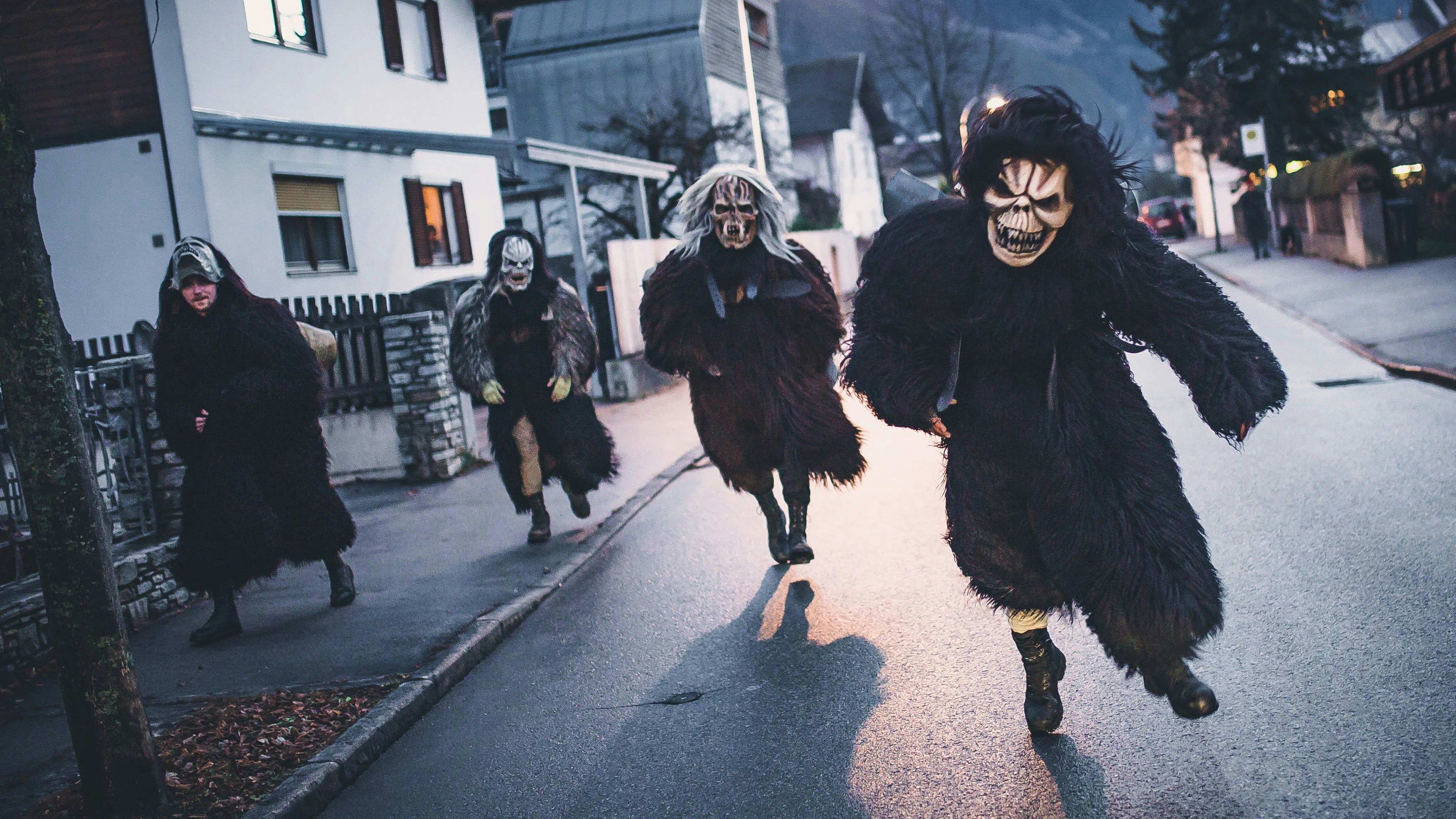 Krampusse beim Schaulauf in Lienz, 2018.