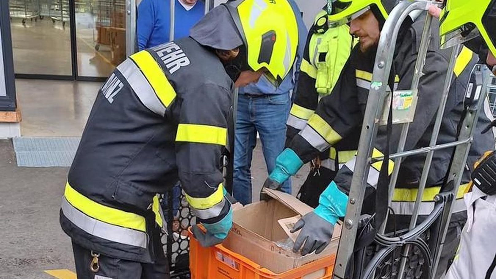 Chemie-Alarm in Postzentrum! Ätzende Substanz in Paket