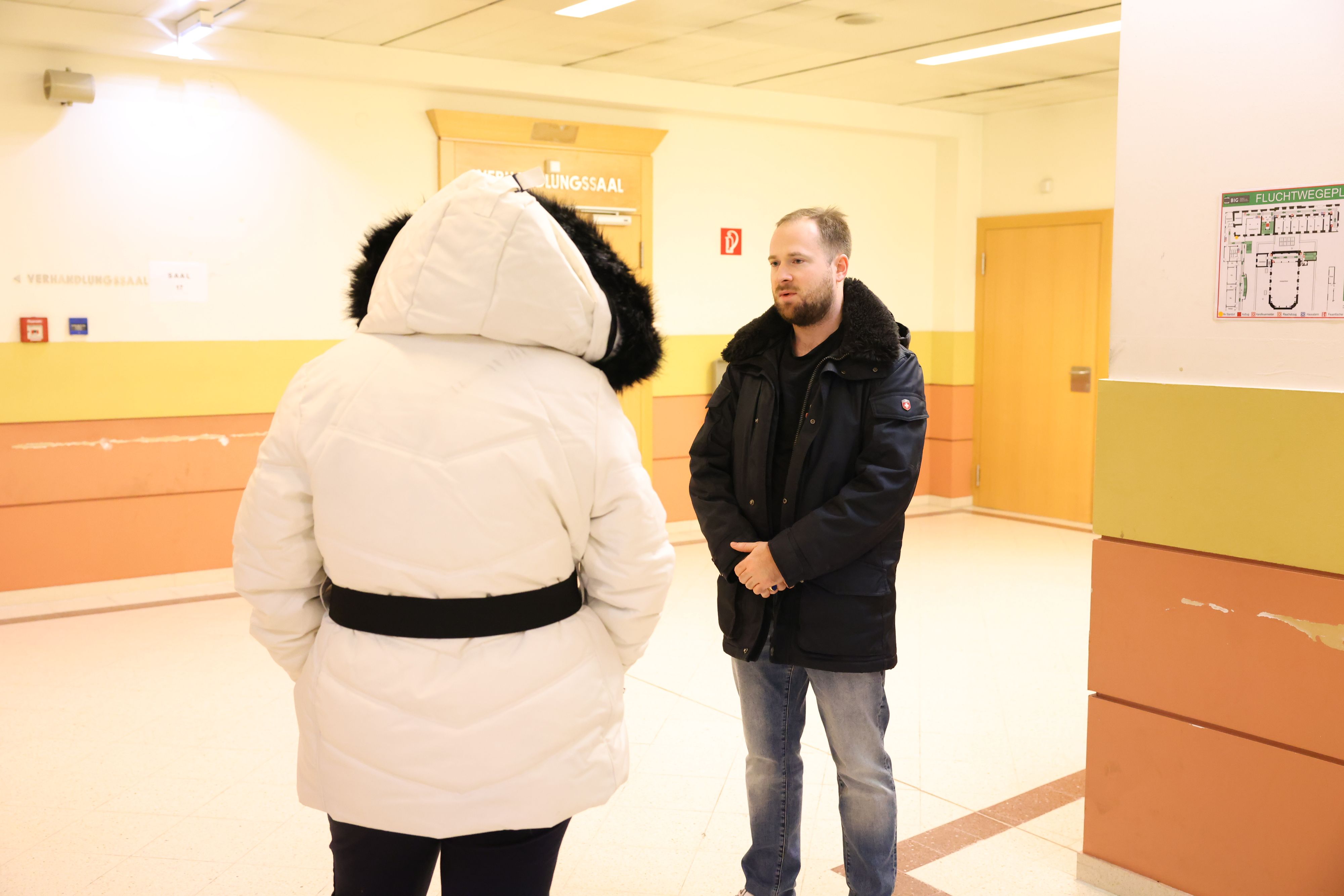 Die Mutter des Opfers (l.) im Gespräch mit <em>