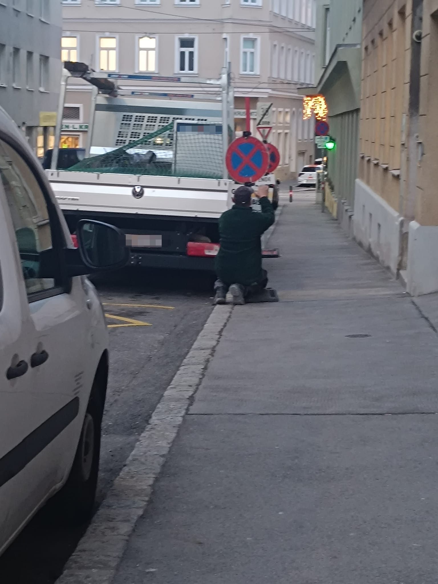 Der Arbeiter soll sogar Datum und Uhrzeit des angeblichen Park- und Halteverbots regelmäßig ändern.