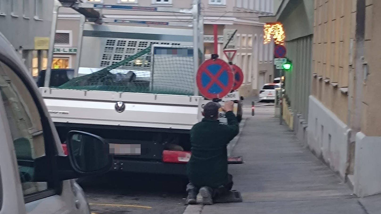 Arbeiter stellt in Kurzparkzone eigene Schilder auf