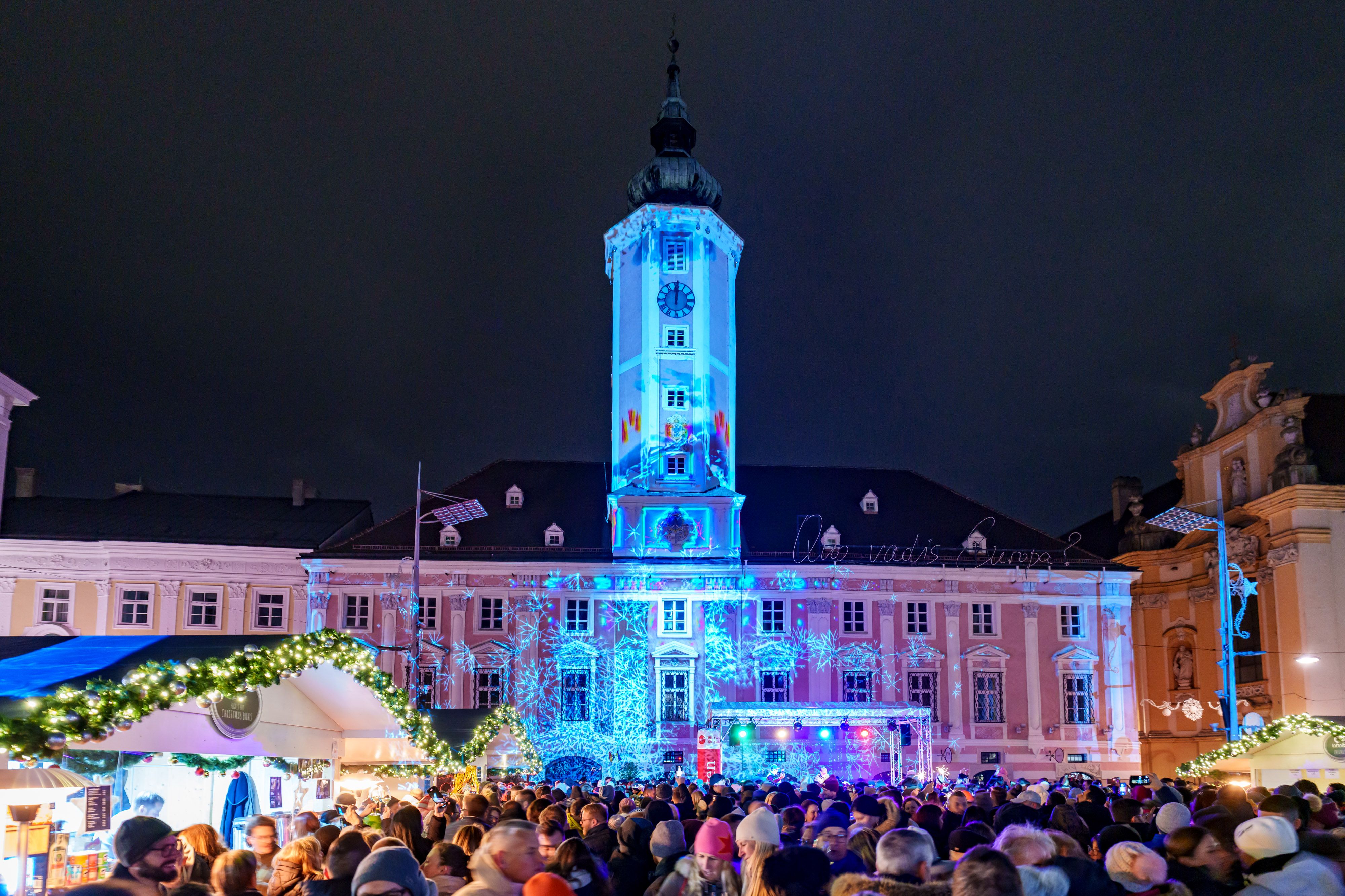 Als umweltfreundliche Alternative zu Raketen und Böllern wird es auch heuer am Rathausplatz ein audiovisuelles Fassaden-Feuerwerk geben.