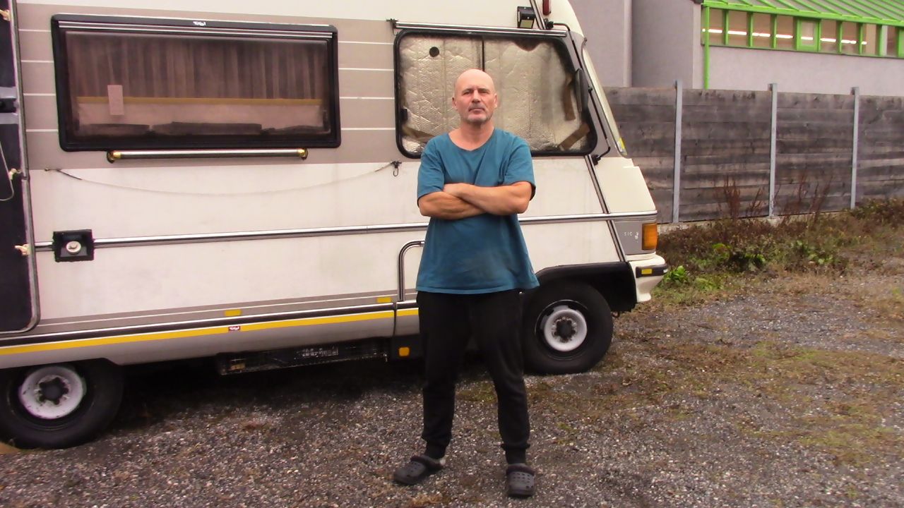 Thomas W. (57) lebt seit über 1,5 Jahren in diesem Wohnwagen.
