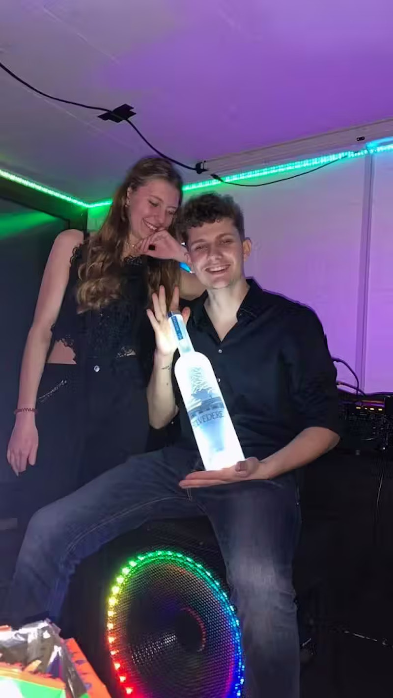 Zunächst hat sie mit seinem besten Freund geflirtet.