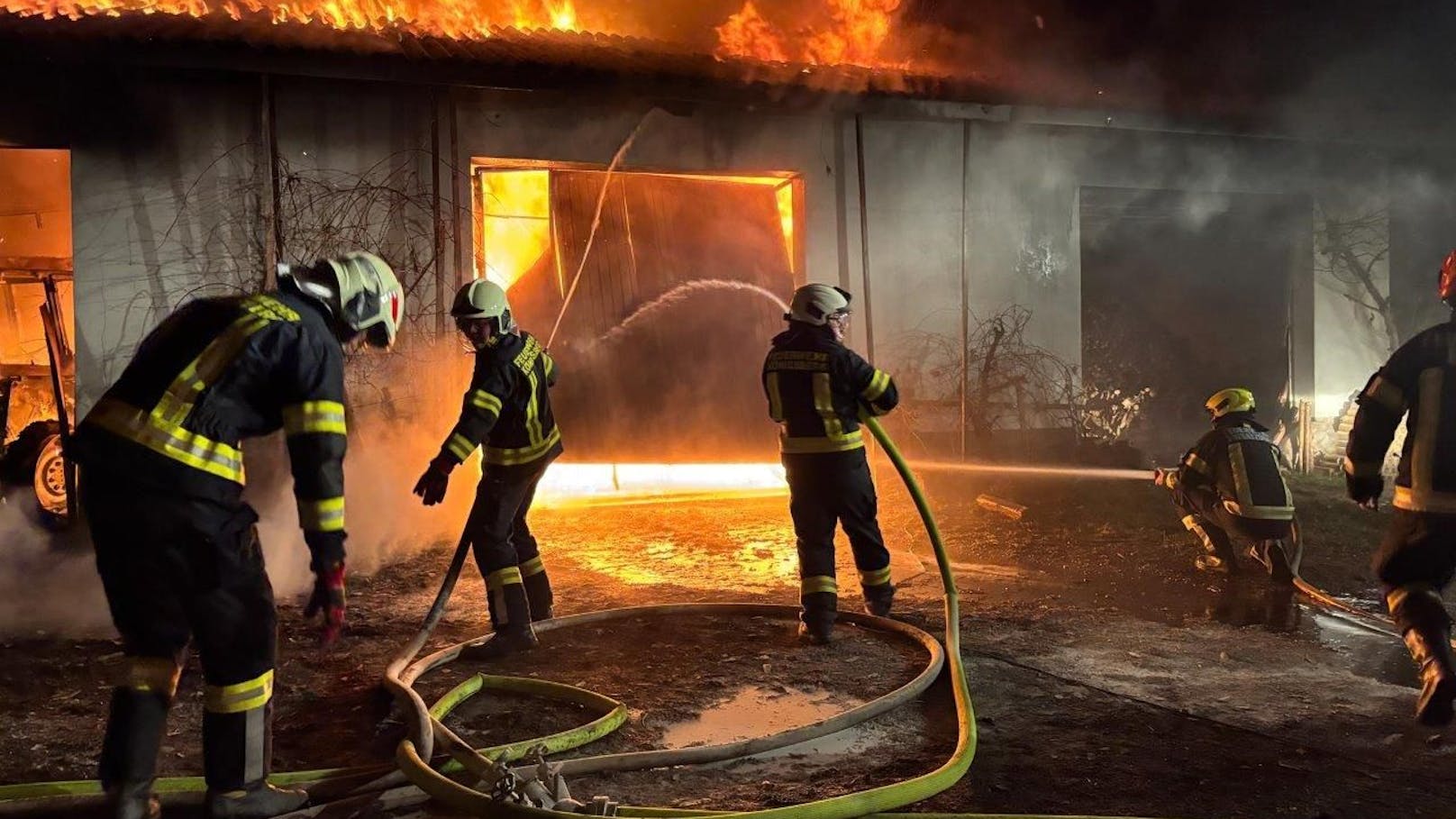 Beim Eintreffen der ersten Einsatzkräfte stand ein Geräteschuppen auf einem landwirtschaftlichen Anwesen in Vollbrand.