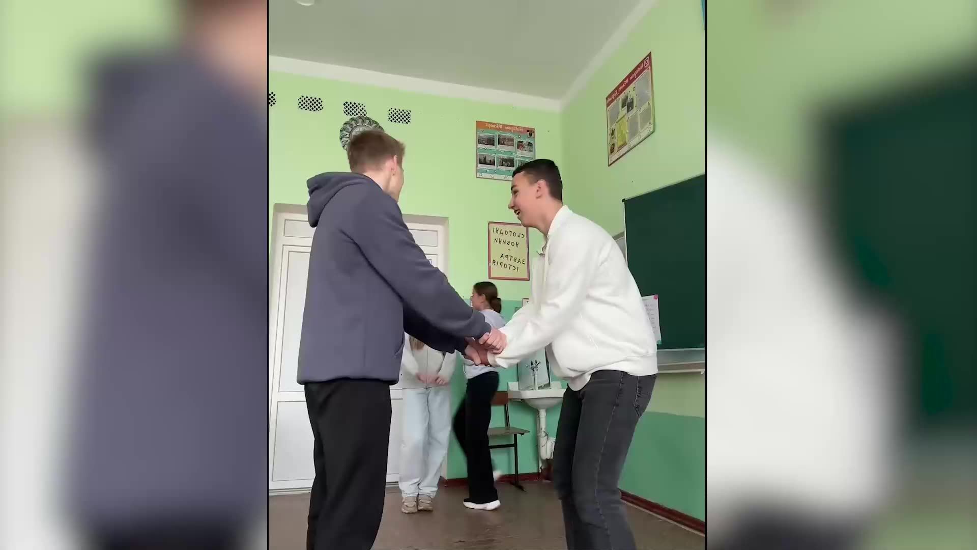 Nicht nachmachen! Zahlreiche Kinder und Jugendliche in mehreren Ländern werden wegen der 