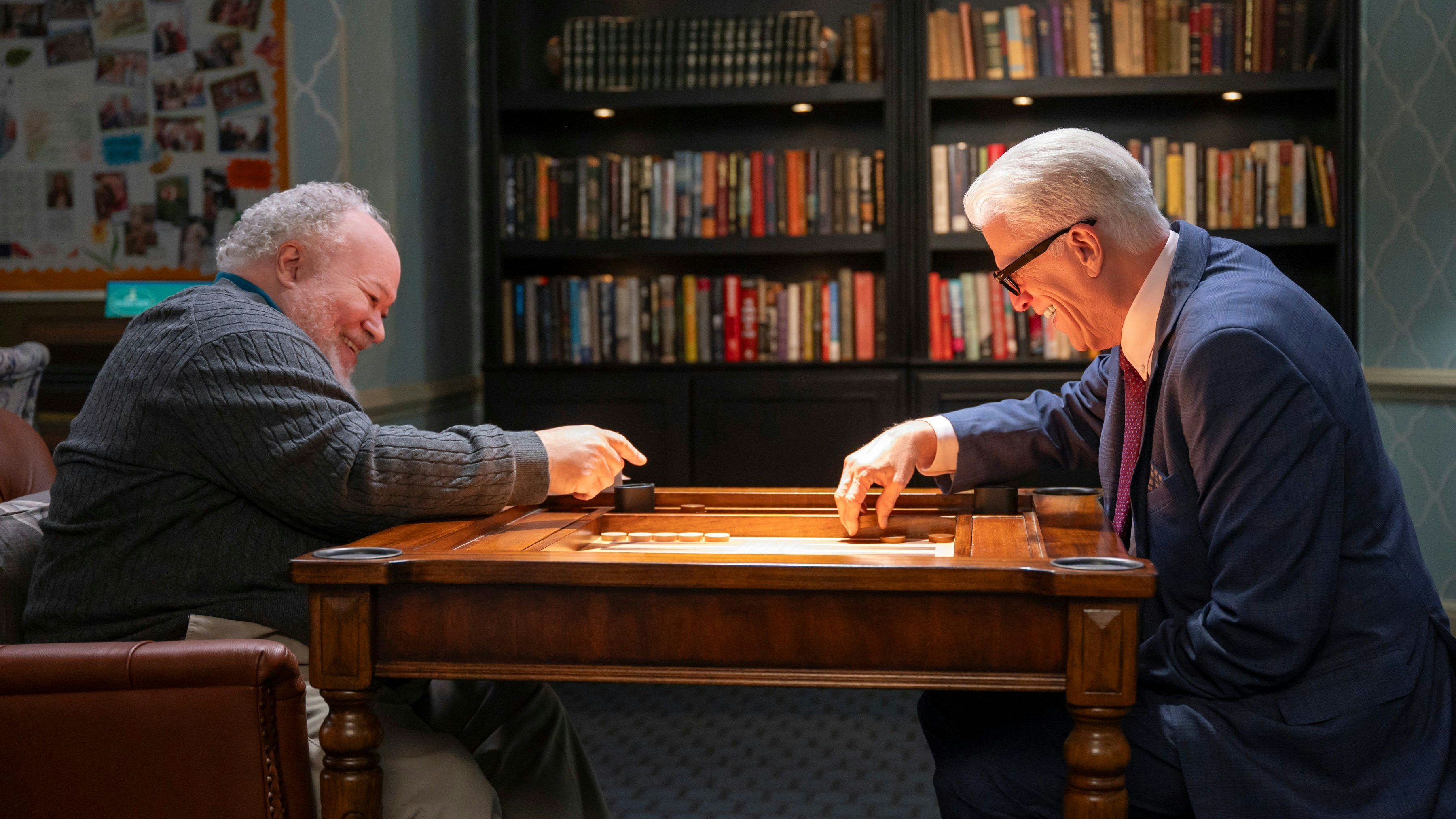 Es sieht nicht so aus, aber nur einer der beiden gehört fix hierher: Charles (Ted Danson, r.), hier beim Backgammon mit Calbert (Stephen McKinley Henderson), ermittelt nur im Seniorenheim