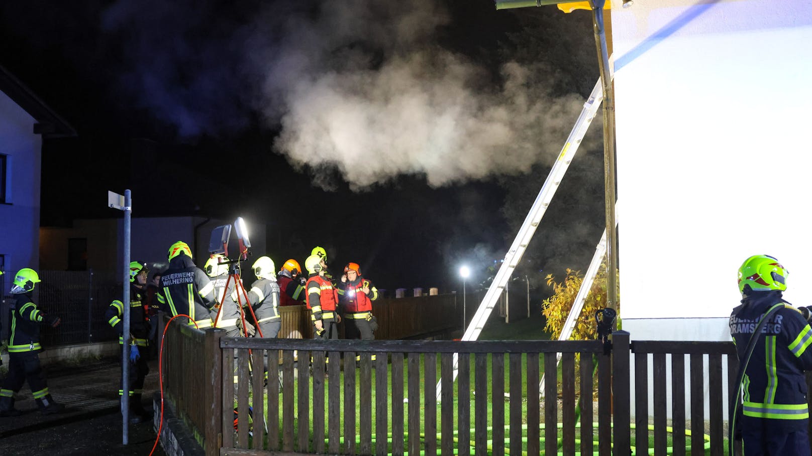 Vier Feuerwehren standen Mittwochabend bei einem ausgedehntem Küchenbrand in einem Einfamilienhaus in Wilhering (Bezirk Linz-Land) im Einsatz. Die Bewohnerin konnte sich rechtzeitig retten.