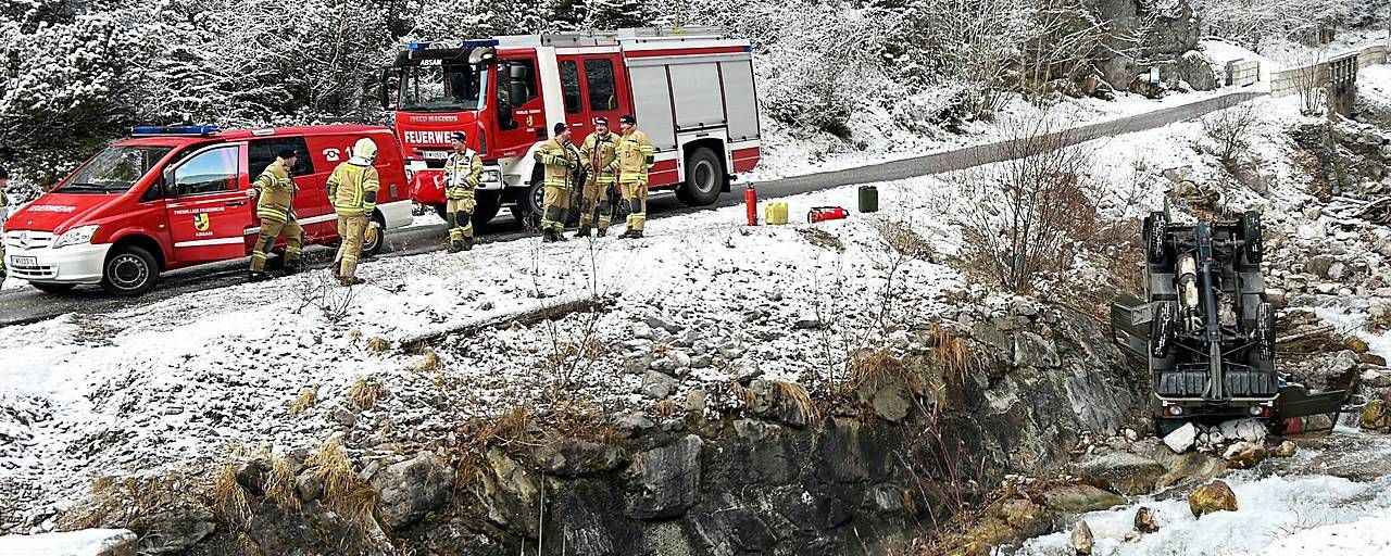 Der Pinzgauer stürzte ins Bachbett.