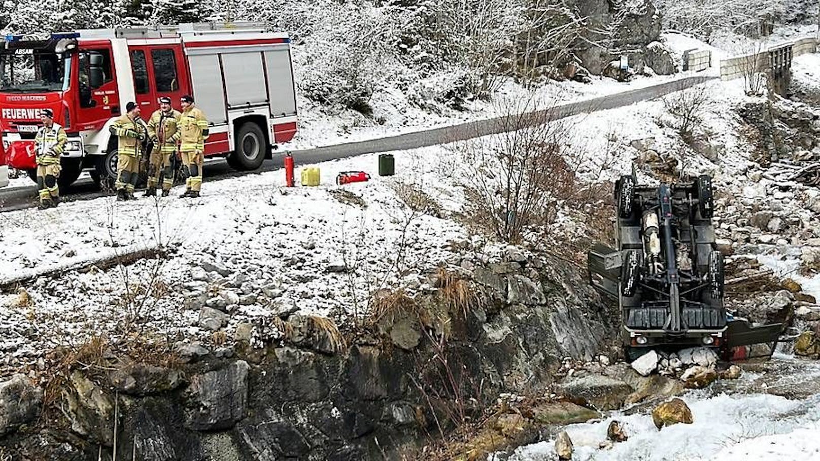 Bundesheer-Fahrzeug stürzt bei Übung in Bachbett