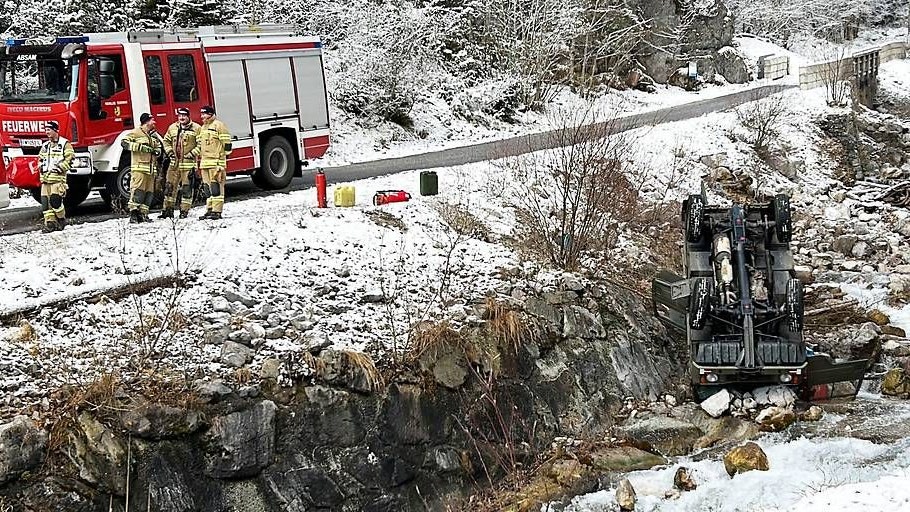 Heute.at - Bundesheer-Fahrzeug stürzt bei Übung in Bachbett