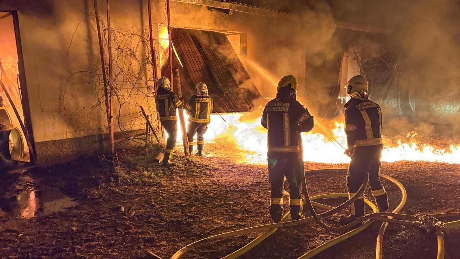 Unter Einsatz mehrerer Rohre wurde die Brandbekämpfung aufgenommen.