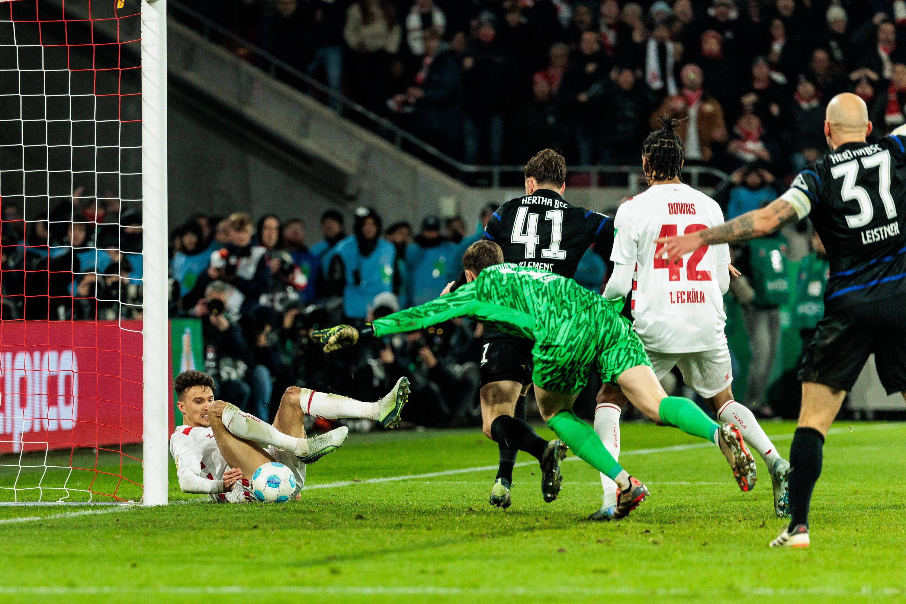 Ljubicic verstolpert, scheitert aus einem Meter.