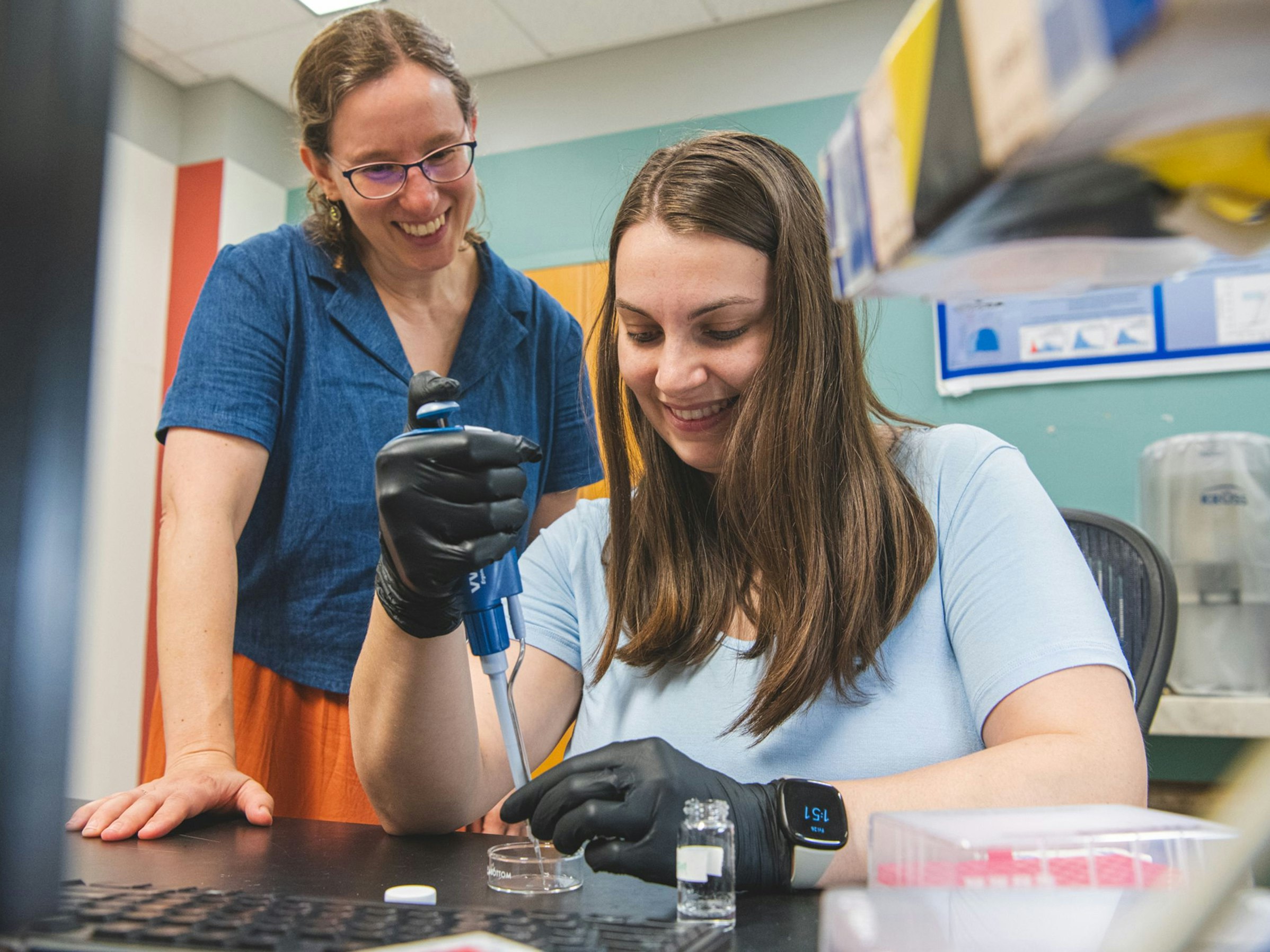 Miriam Freedman (links), Chemieprofessorin an der Penn State, und Heidi Busse, Doktorandin an der Pennsylvania State University.