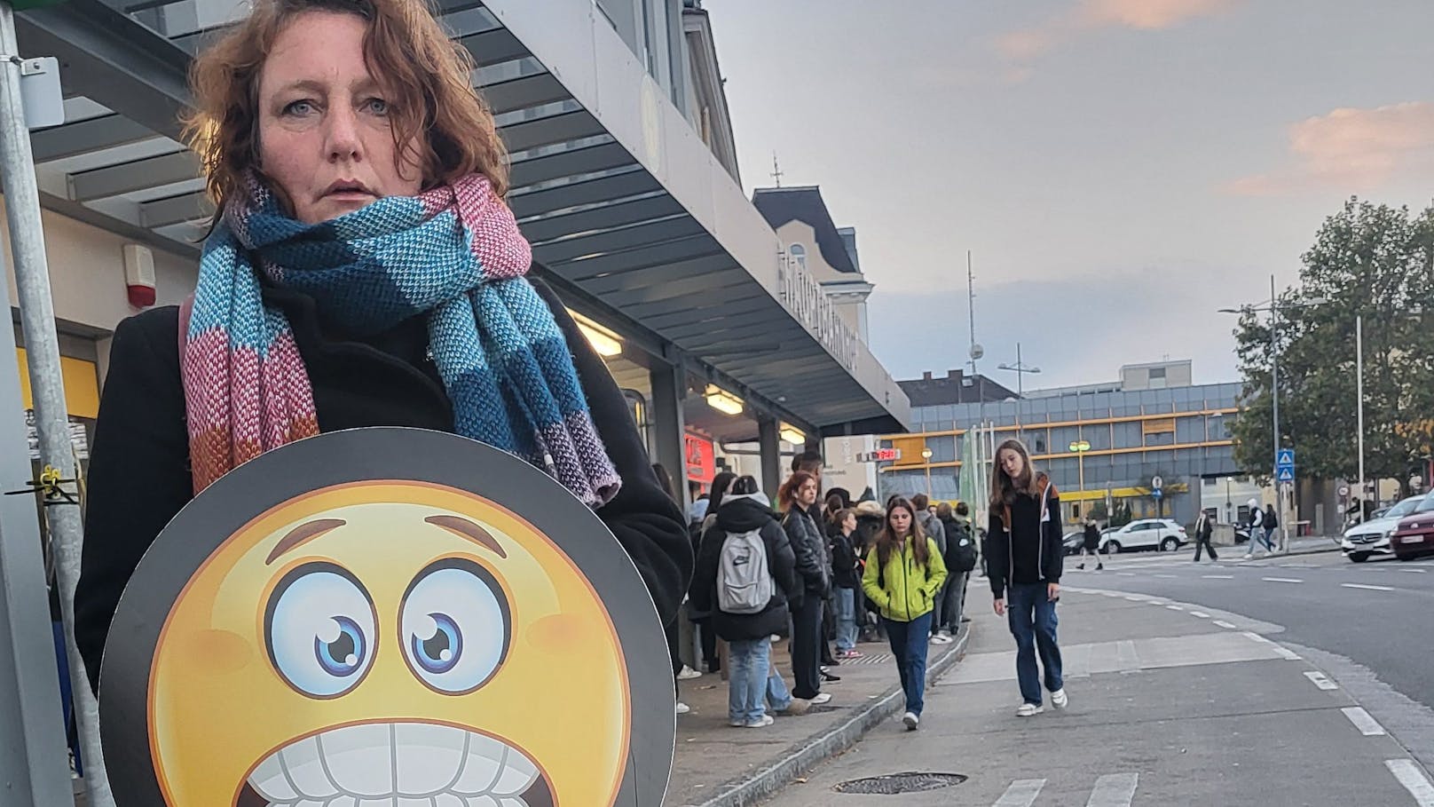 Stadträtin Selina Prünster (Grüne) schlägt Alarm: „Der Platzmangel zwingt Kinder auf die Fahrbahn, das ist unverantwortlich!“