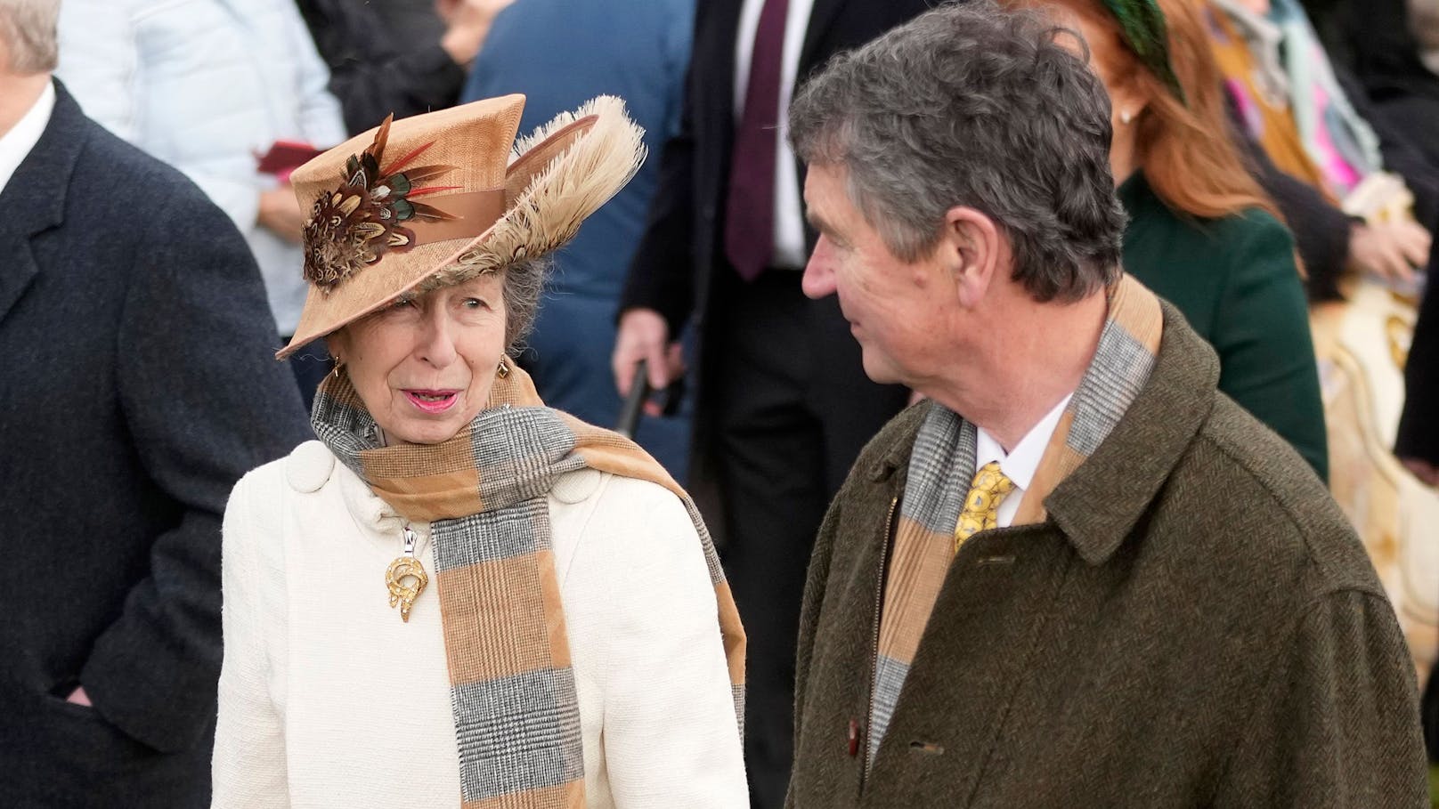 Prinzessin Anne und ihr Ehemann Timothy Laurence trugen beim Weihnachtsgottesdienst den von König Charles entworfenen Schal.