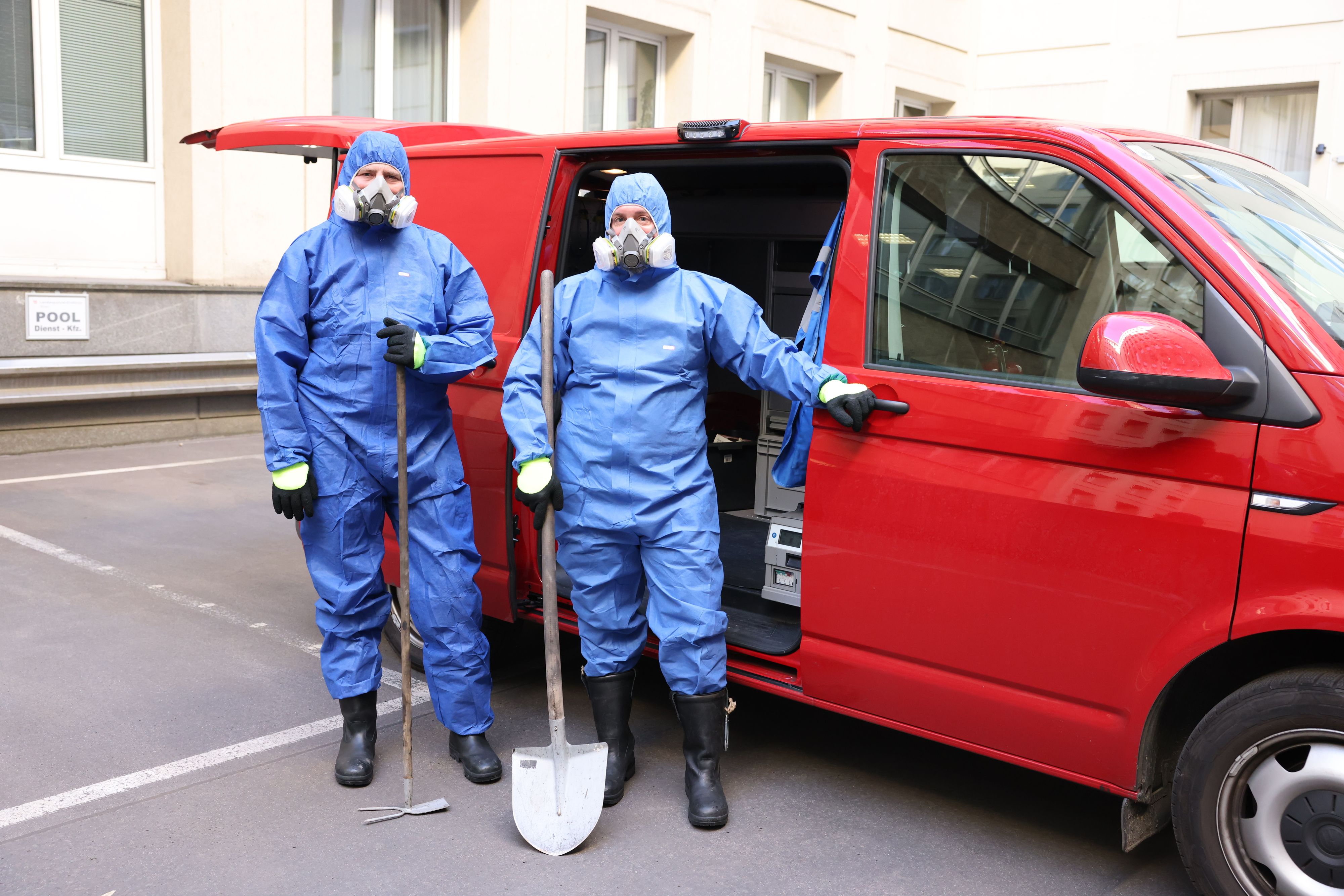 Geschützt im Einsatz: Ermittler der Wiener Brandgruppe in voller Schutzausrüstung mit ihrem Einsatzfahrzeug.