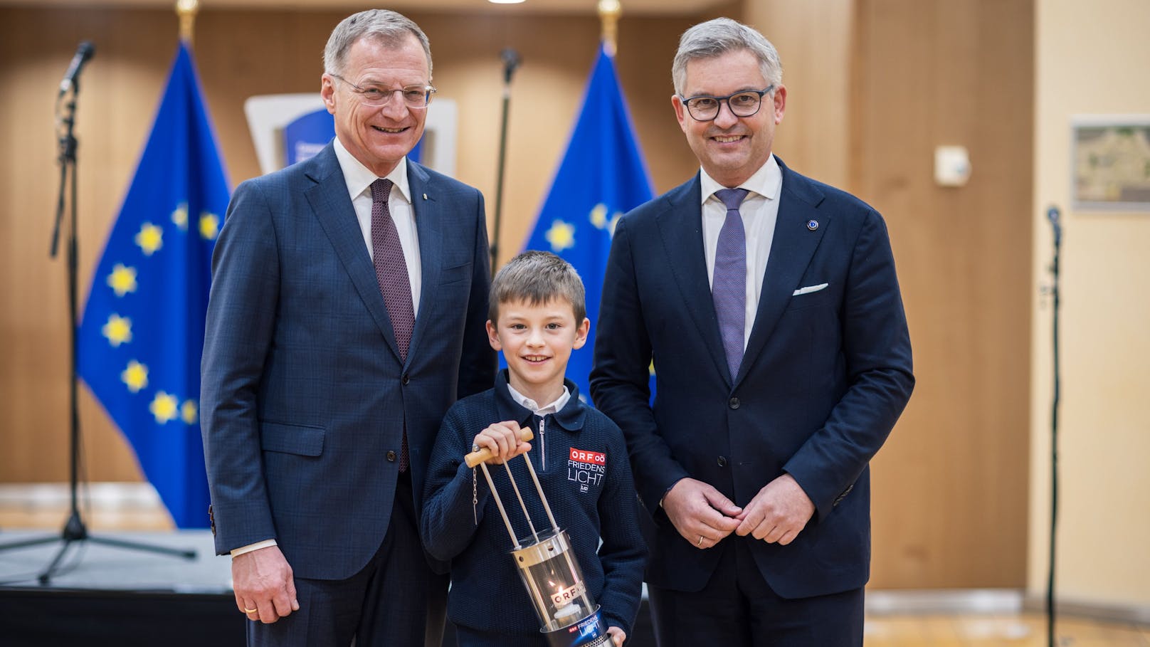 Matthias übergab das Friedenslicht feierlich an EU Kommissar Magnus Brunner (rechts).