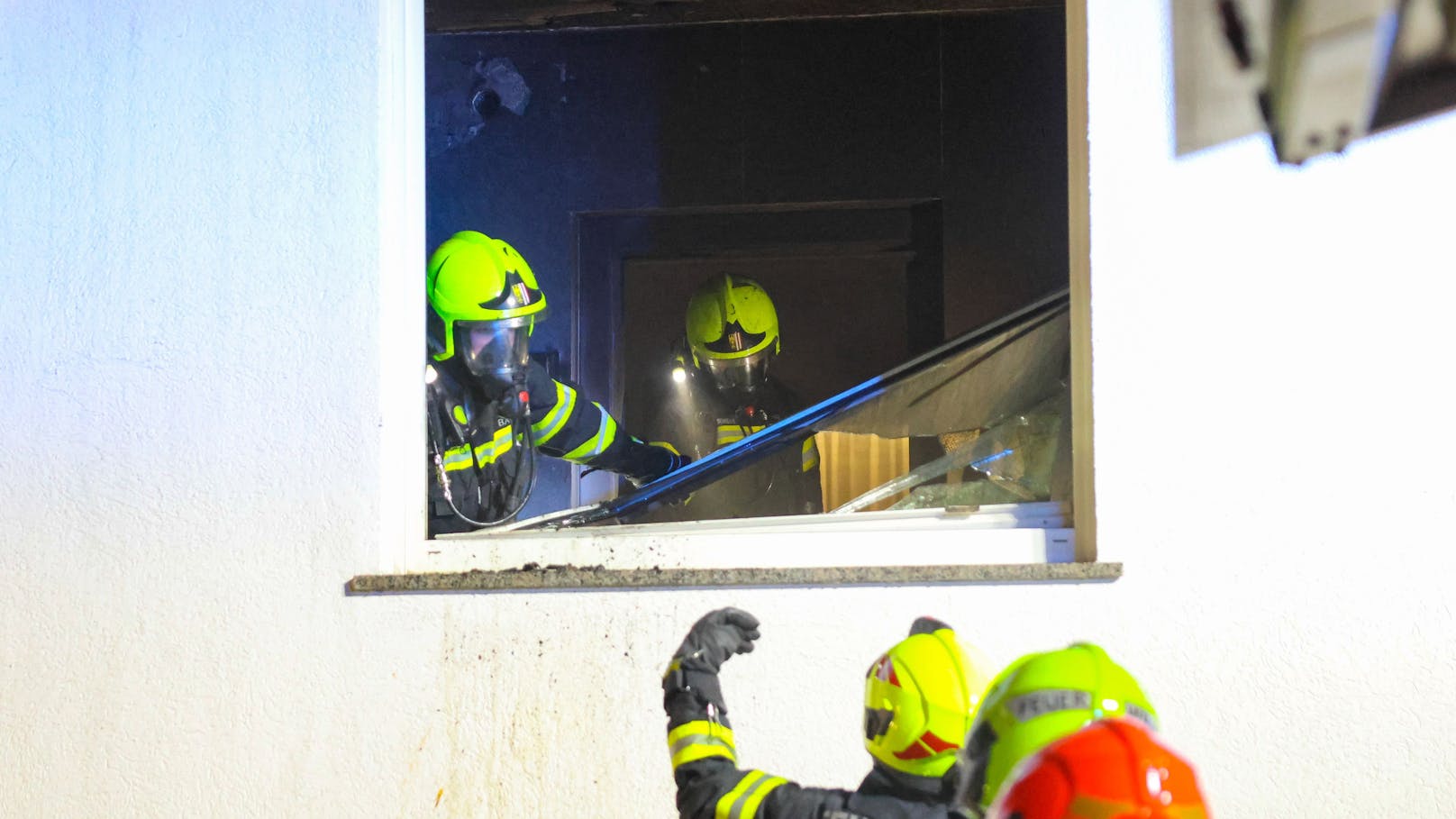 Vier Feuerwehren standen Mittwochabend bei einem ausgedehntem Küchenbrand in einem Einfamilienhaus in Wilhering (Bezirk Linz-Land) im Einsatz. Die Bewohnerin konnte sich rechtzeitig retten.