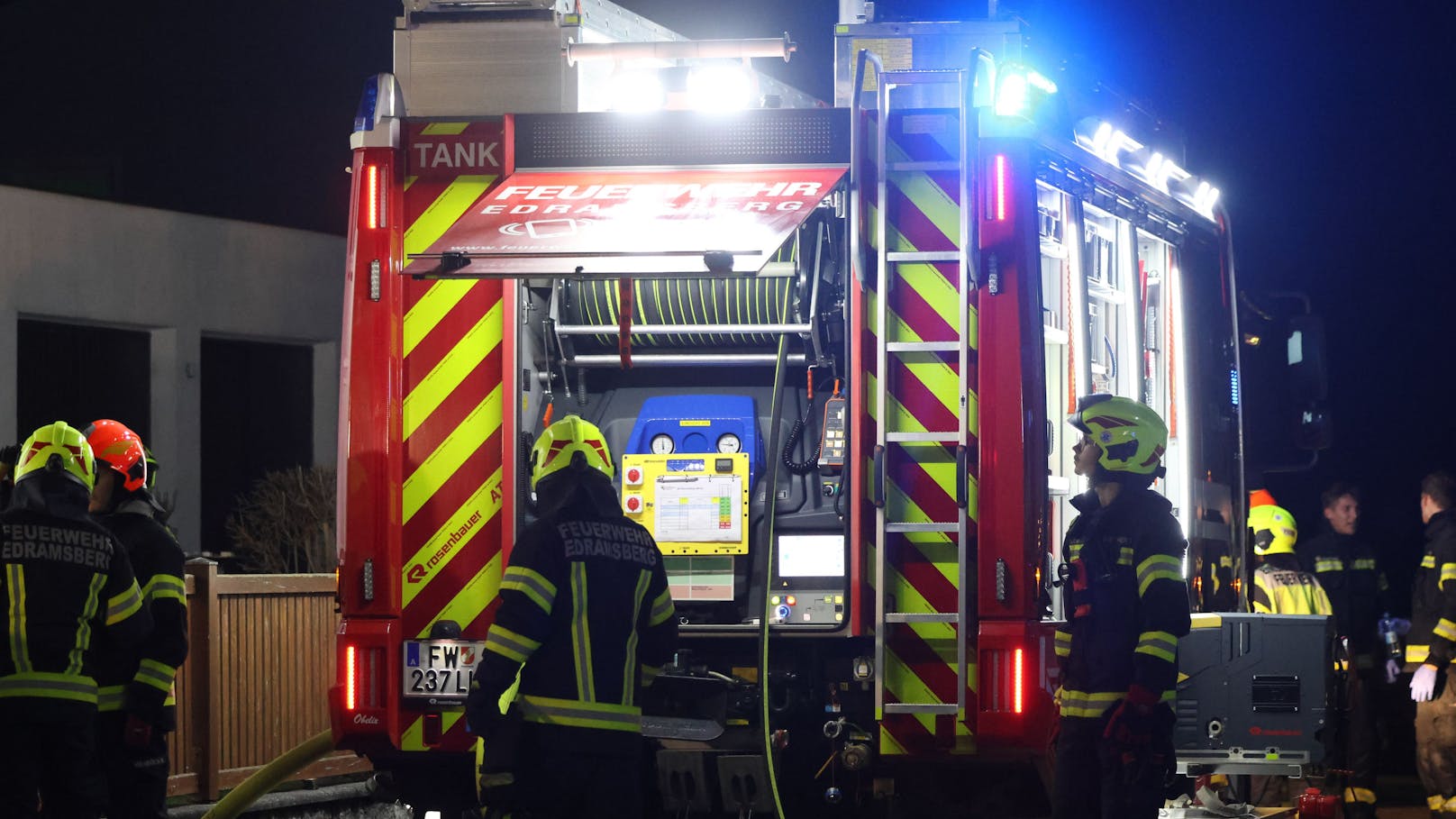 Vier Feuerwehren standen Mittwochabend bei einem ausgedehntem Küchenbrand in einem Einfamilienhaus in Wilhering (Bezirk Linz-Land) im Einsatz. Die Bewohnerin konnte sich rechtzeitig retten.