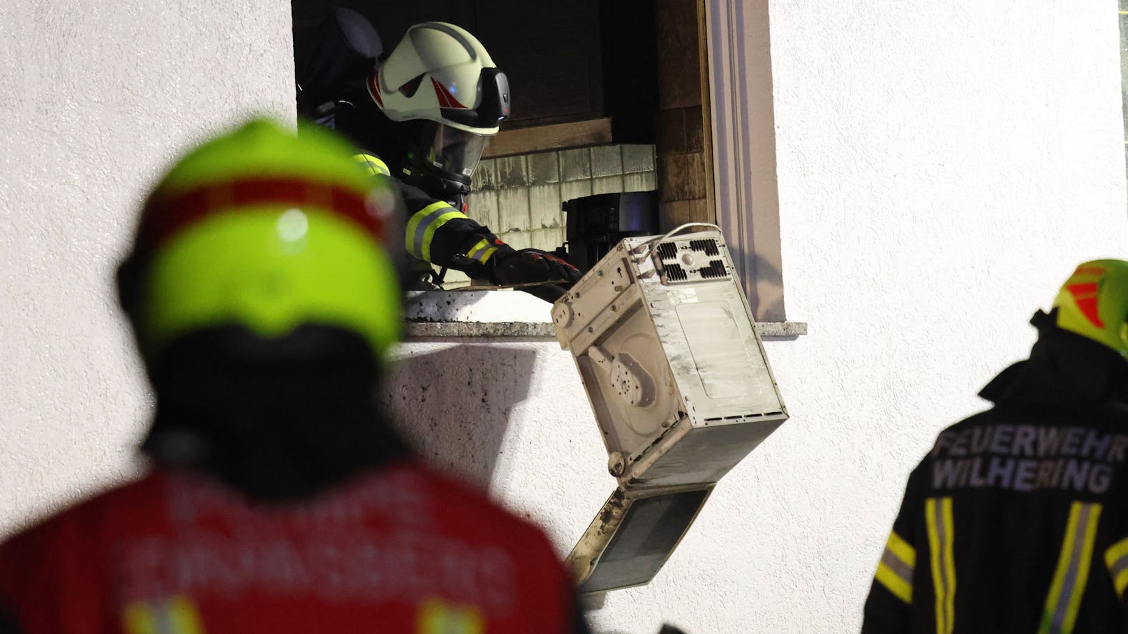 Vier Feuerwehren standen Mittwochabend bei einem ausgedehntem Küchenbrand in einem Einfamilienhaus in Wilhering (Bezirk Linz-Land) im Einsatz. Die Bewohnerin konnte sich rechtzeitig retten.