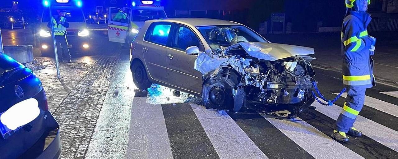 Das Unfallauto wurde von der Feuerwehr geborgen.