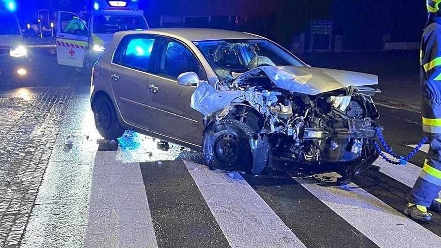 Heute.at - Pkw-Lenker (52) krachte gegen Bushaltestelle