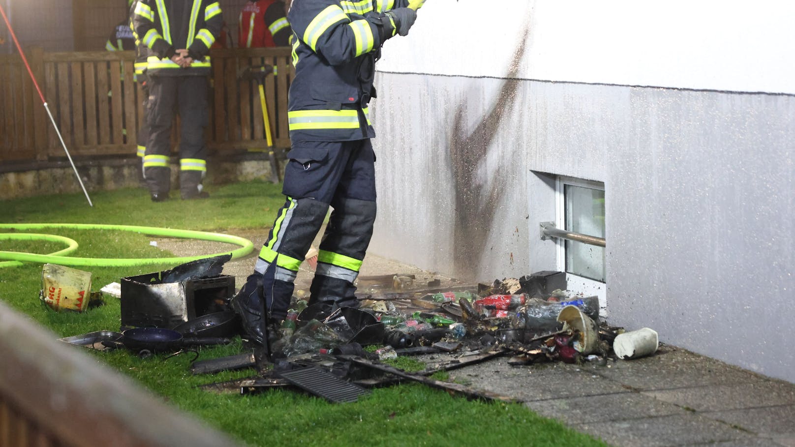 Vier Feuerwehren standen Mittwochabend bei einem ausgedehntem Küchenbrand in einem Einfamilienhaus in Wilhering (Bezirk Linz-Land) im Einsatz. Die Bewohnerin konnte sich rechtzeitig retten.