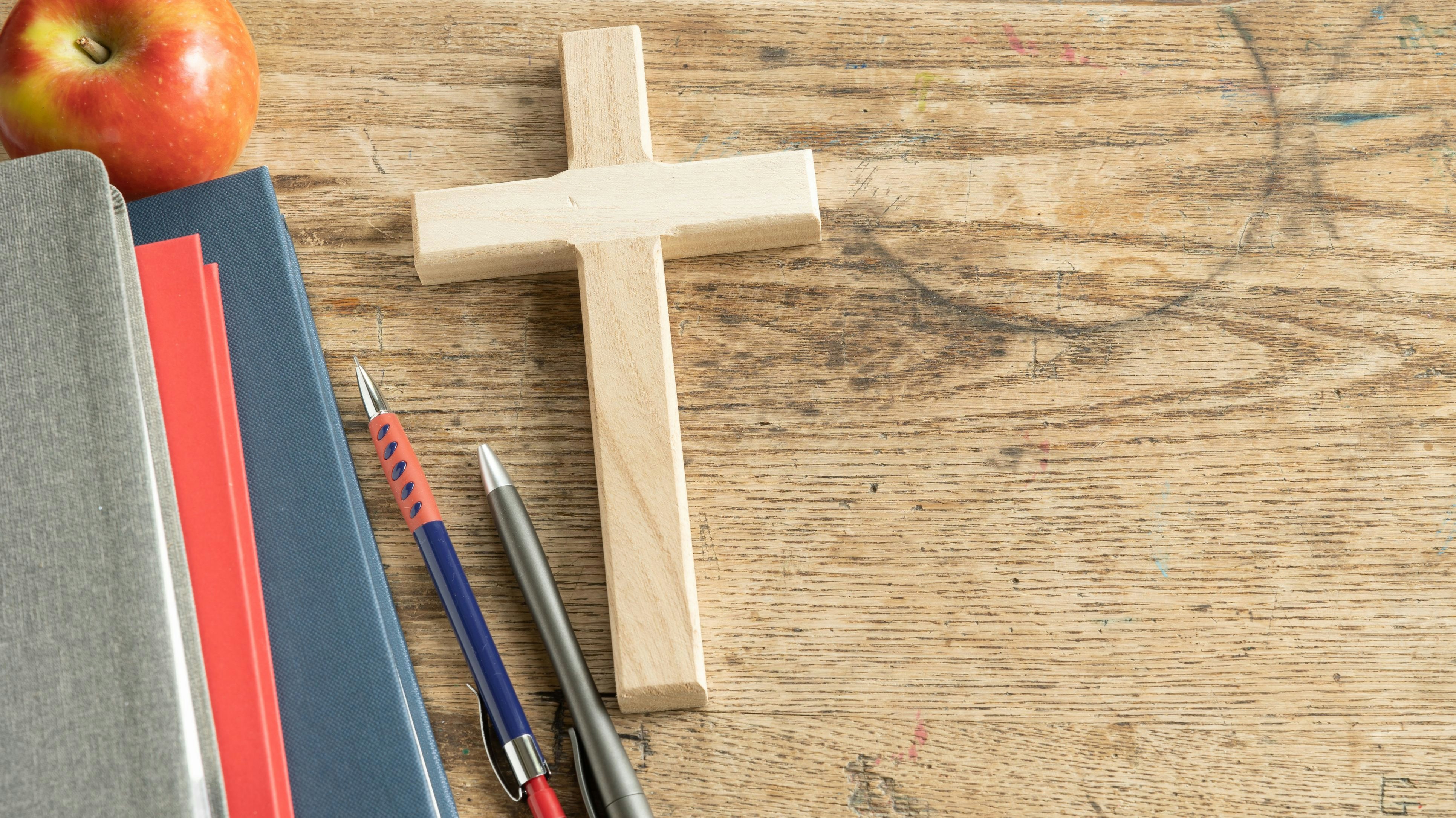 Die Debatte um eine Kreuz-Pflicht in der Schule hält an.