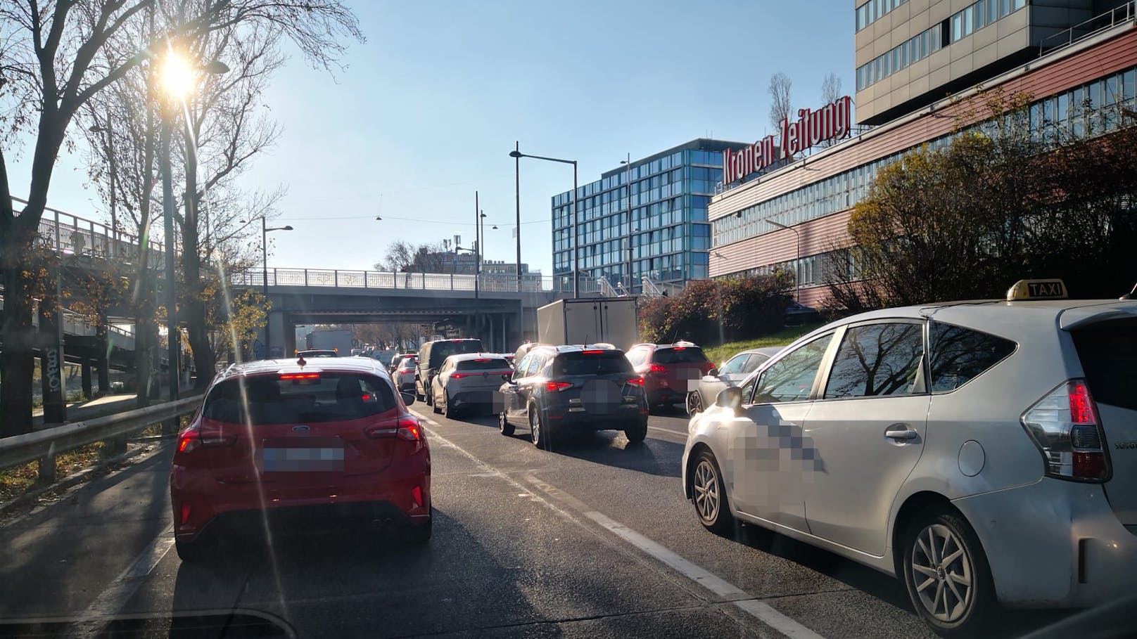 Blechkolonne! Wiener stehen auf der Lände im Stau