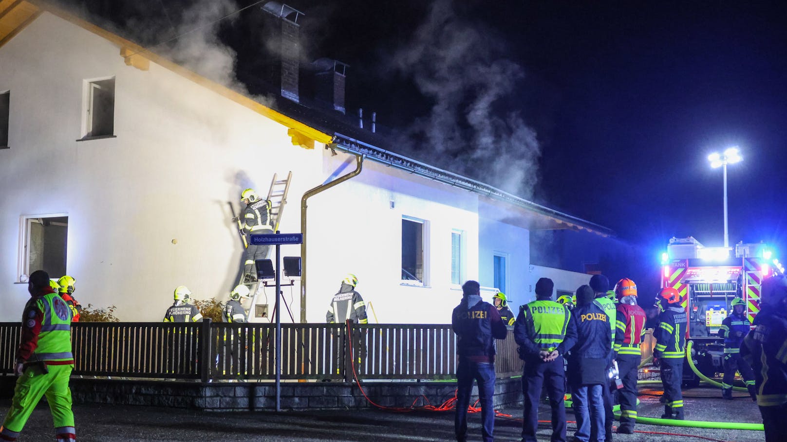 Hausbewohnerin bringt sich gerade noch in Sicherheit