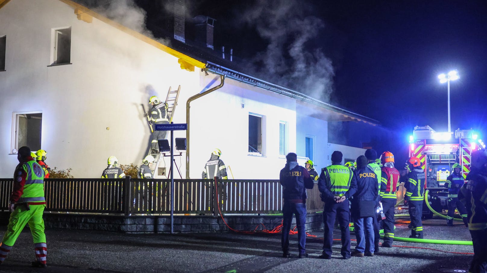 Vier Feuerwehren standen Mittwochabend bei einem ausgedehntem Küchenbrand in einem Einfamilienhaus in Wilhering (Bezirk Linz-Land) im Einsatz. Die Bewohnerin konnte sich rechtzeitig retten.