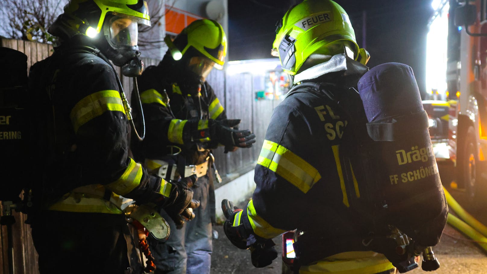 Vier Feuerwehren standen Mittwochabend bei einem ausgedehntem Küchenbrand in einem Einfamilienhaus in Wilhering (Bezirk Linz-Land) im Einsatz. Die Bewohnerin konnte sich rechtzeitig retten.