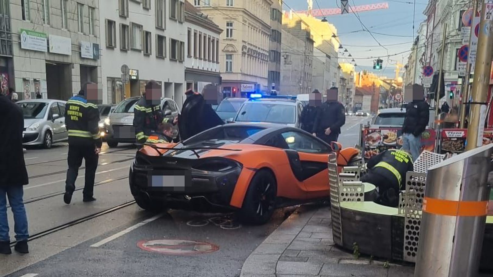 Der Luxuswagen sorgte für Aufsehen.