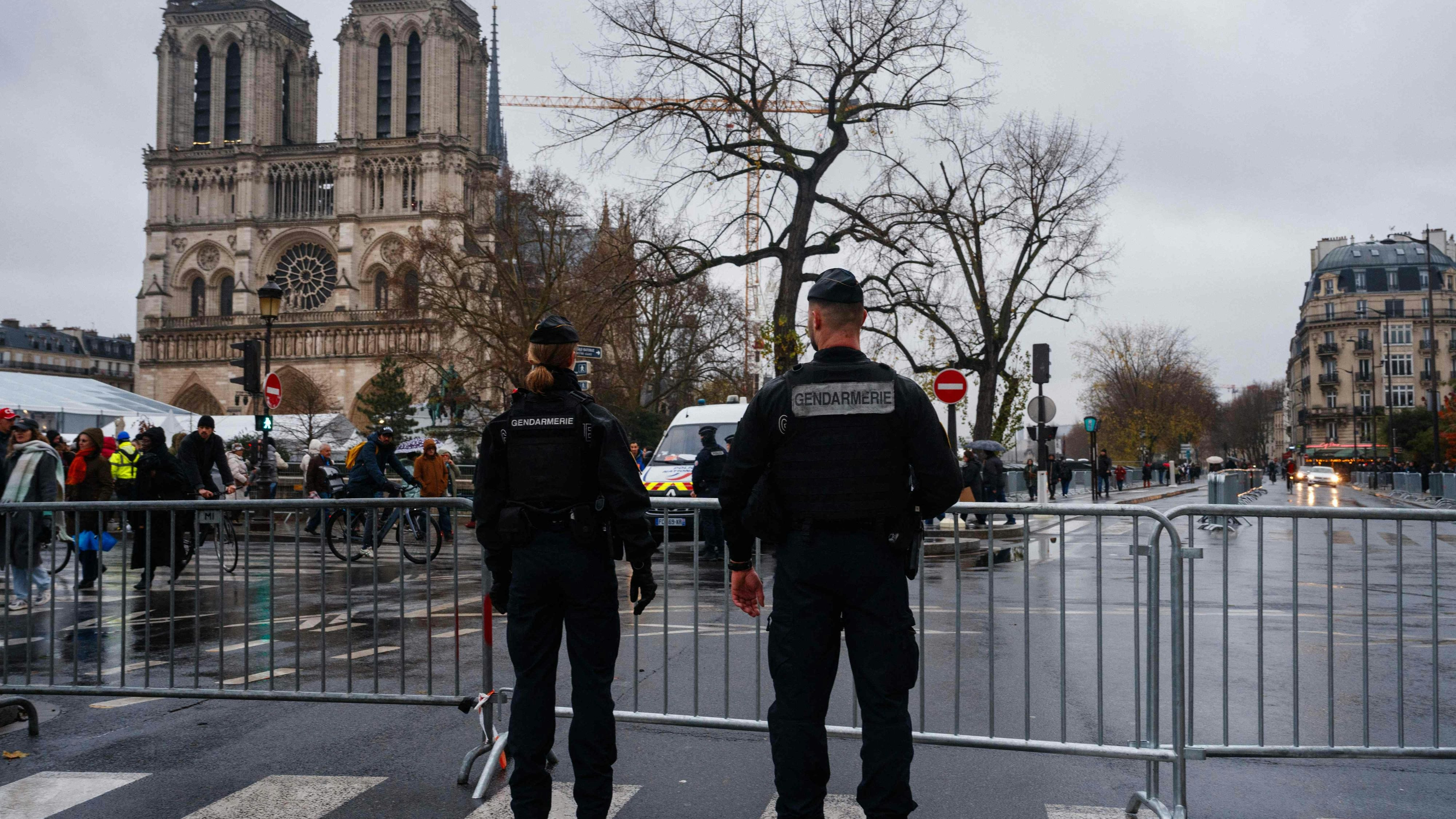 Die Sicherheitsvorkehrungen in und um die Kathedrale sind enorm. Die Metro- und RER-Linien halten am Eröffnungs-Wochenende die Stationen in unmittelbarer Umgebung der Kirche nicht ein