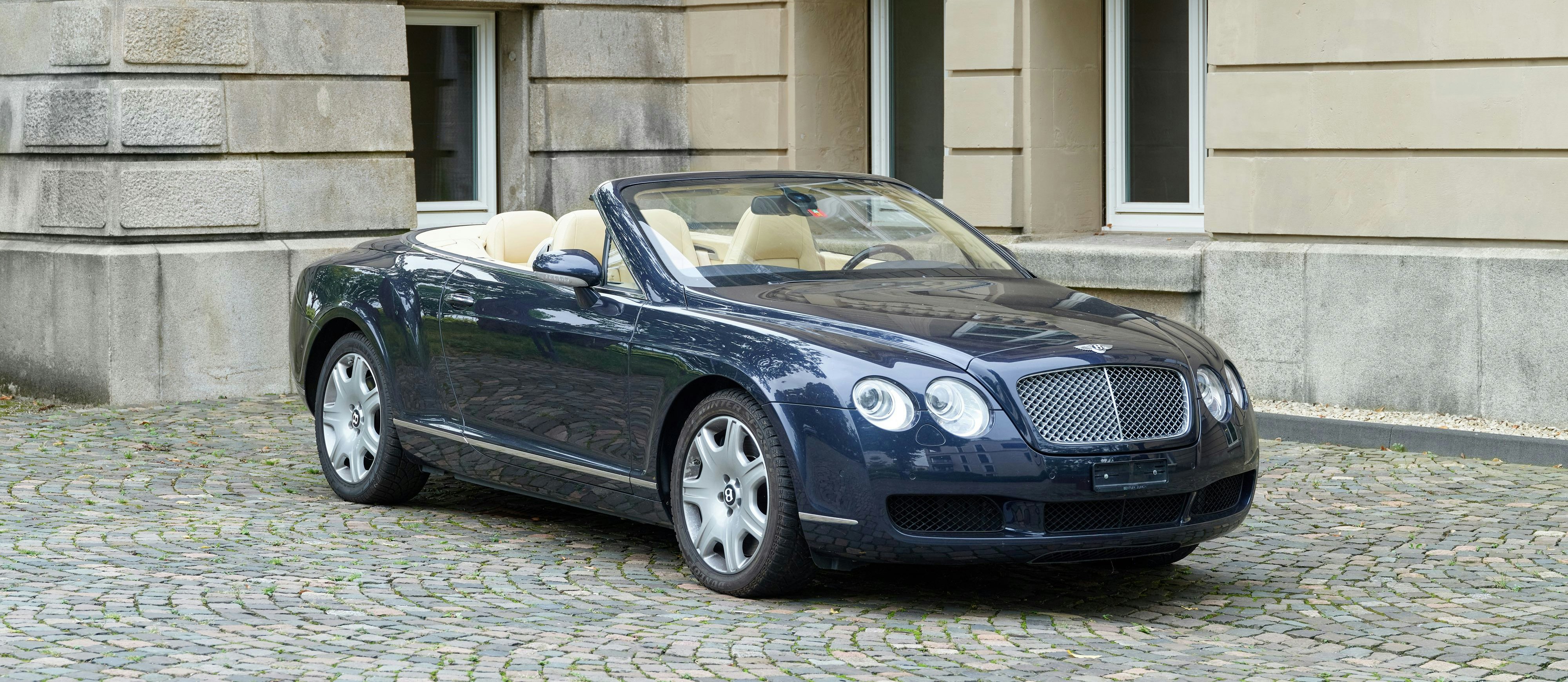 Wunderschön: Udos 2007er Bentley Continental GTC, 4-Sitzer, Cabrio mit Verdeck, außen dunkelblau-metallic, Innenausstattung in Beige. Schätzpreis: 50.000 – 70.000 Euro (ohne Reserve).