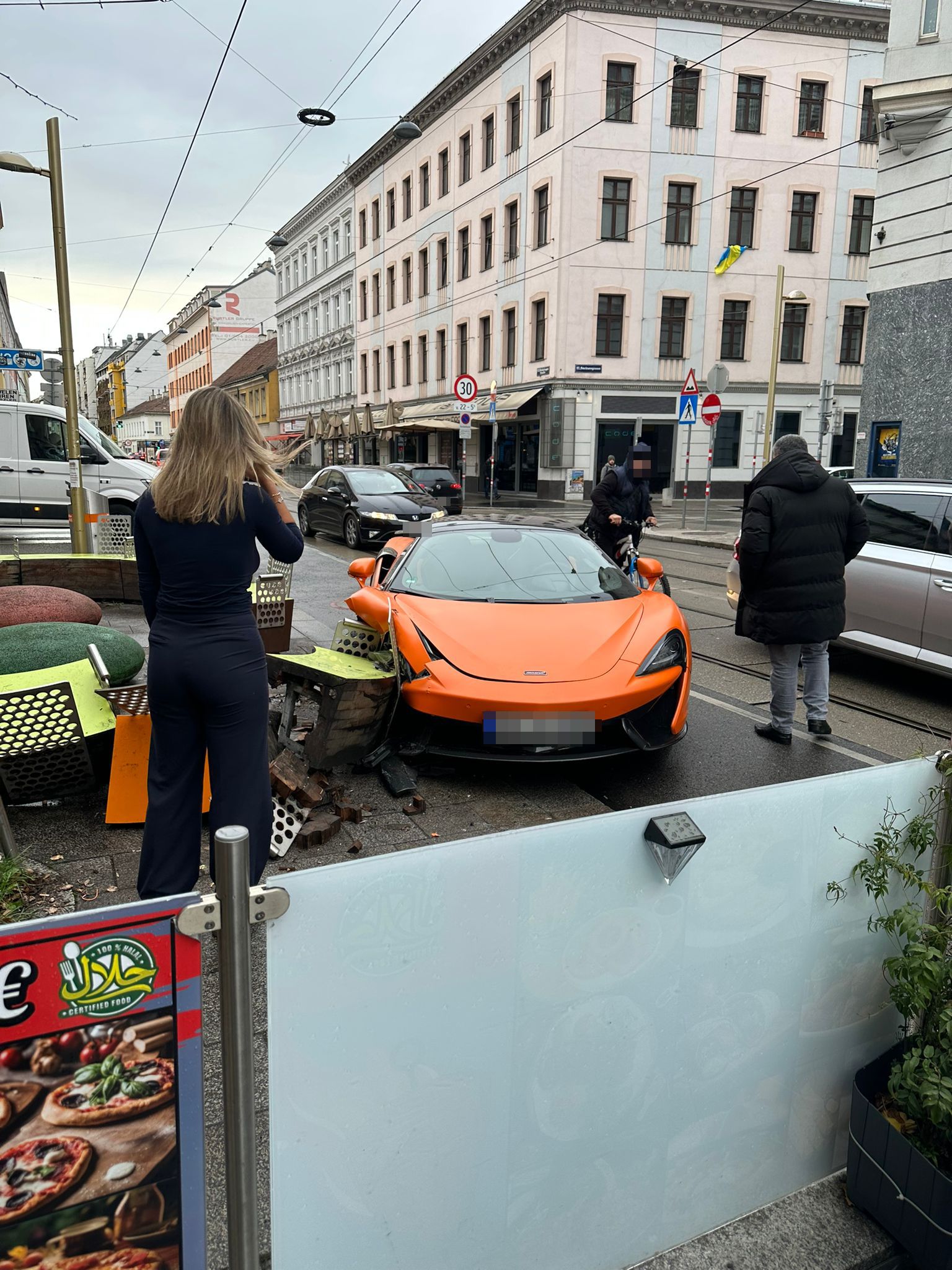 Der Unfall des Supersportwagens zog viele Schaulustige an.