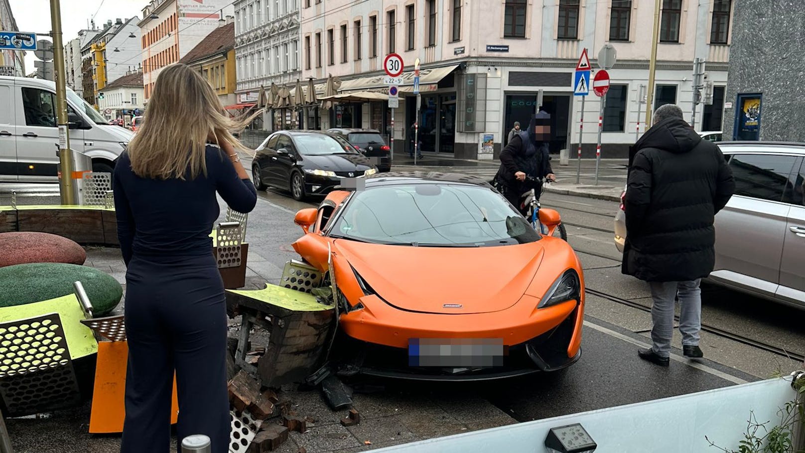 Sündteurer McLaren crasht auf Ottakringer "Balkanmeile"