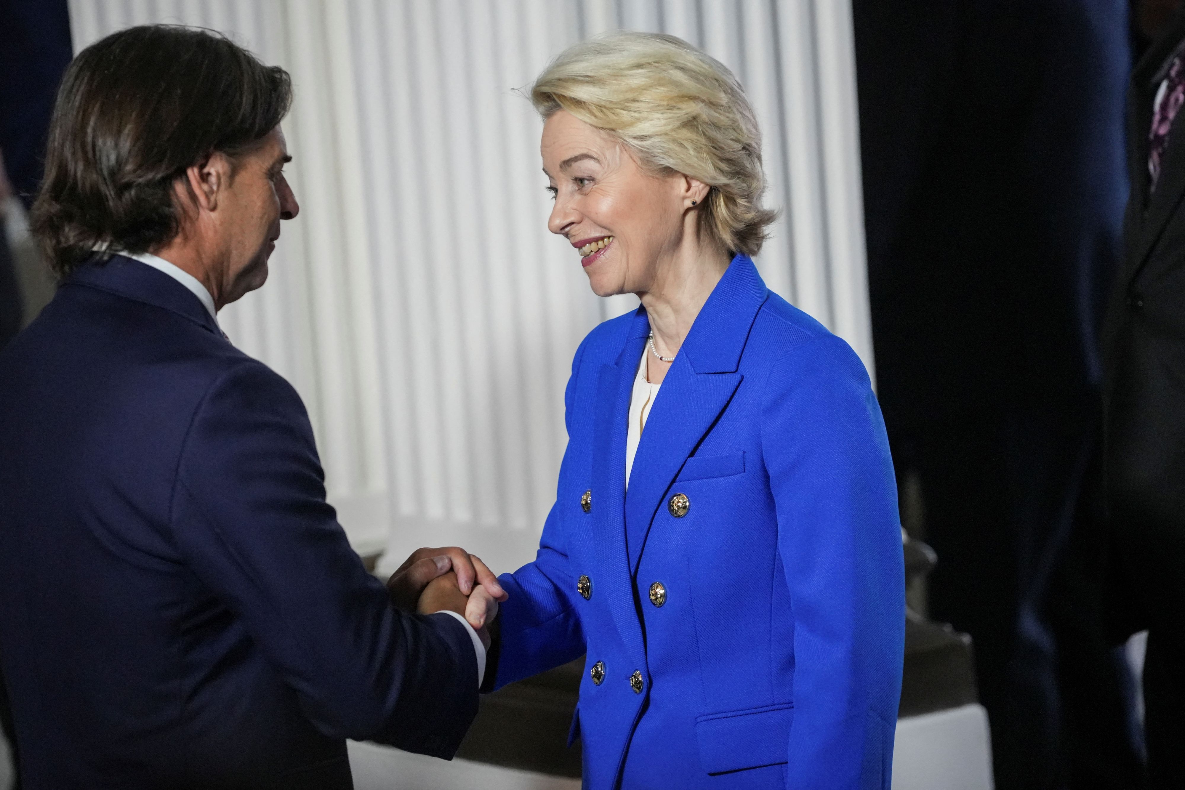 Danke, Ursula: EU-Kommissionspräsidentin Ursula von der Leyen beim Plauscherl mit Uruguays Präsident Luis Lacalle Pou am Mercosur-Gipfel in Montevideo (Uruguay).