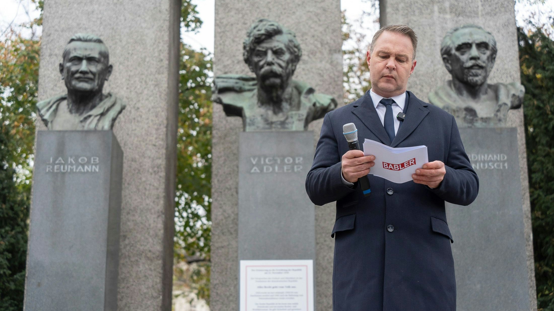 Für wen könnte der Redezettel sein? Andreas Babler bei der Kranzniederledung der SPÖ beim Denkmal der Republik