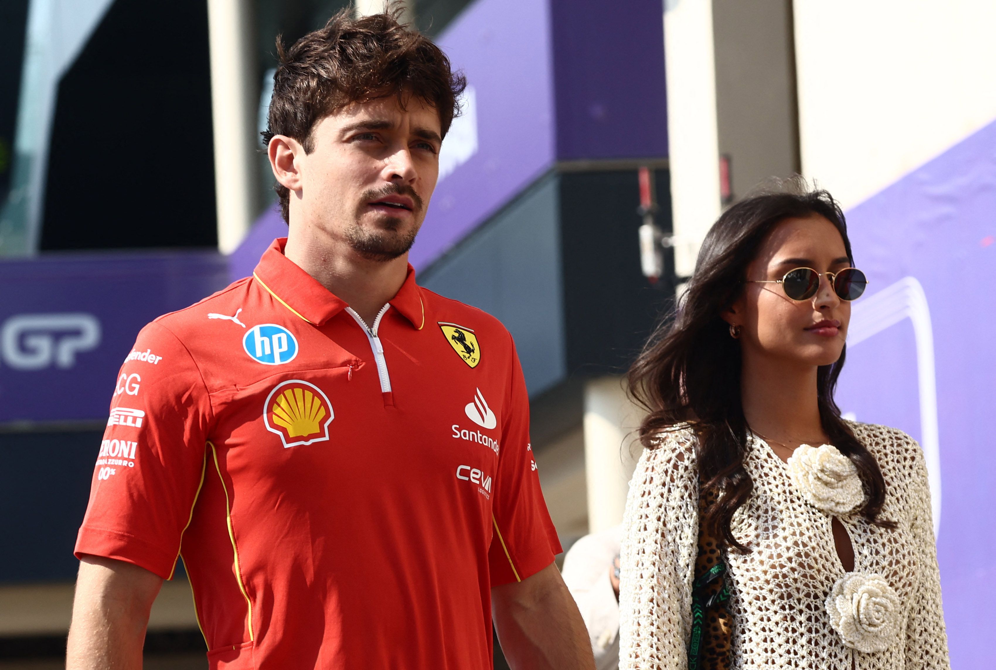 Ferrari-Star Charles Leclerc im Fahrerlager von Abu Dhabi mit seiner Freundin Alexandra Saint Mleux. 