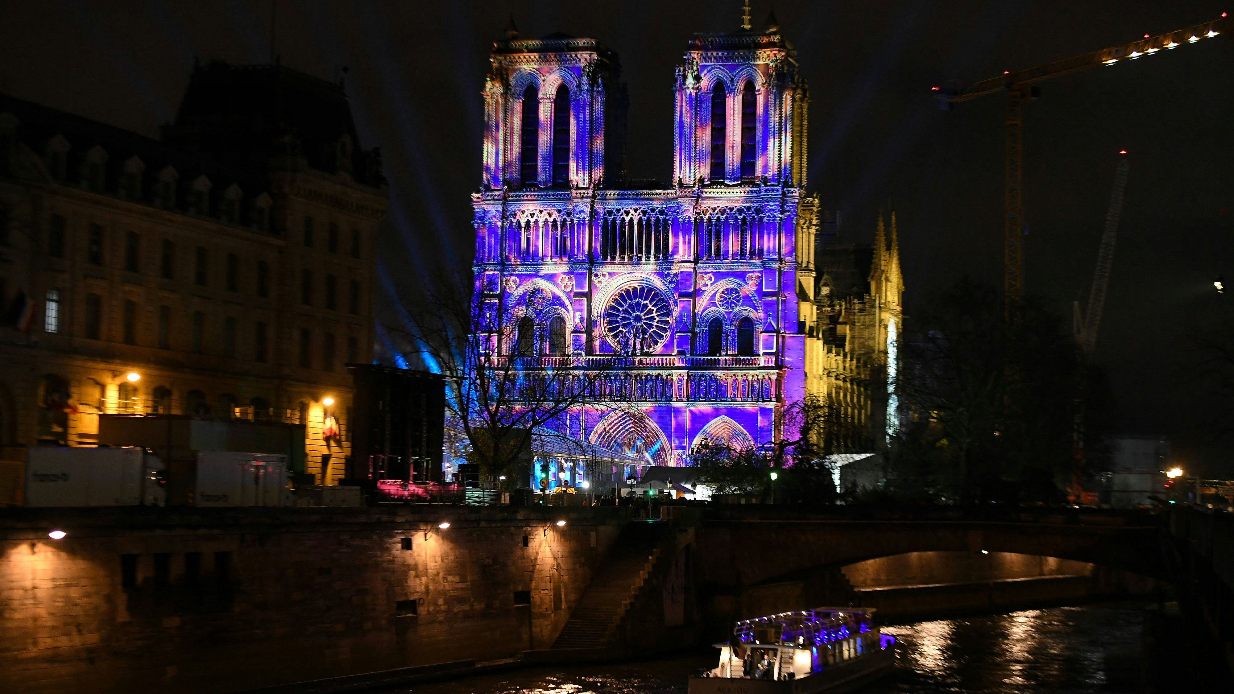 Notre-Dame in psychedelische Farben getaucht: Bei der feierlichen Wiedereröffnung der Kathedrale wird auch eine Lichtshow auf der Fassade des Gotteshauses zu sehen sein