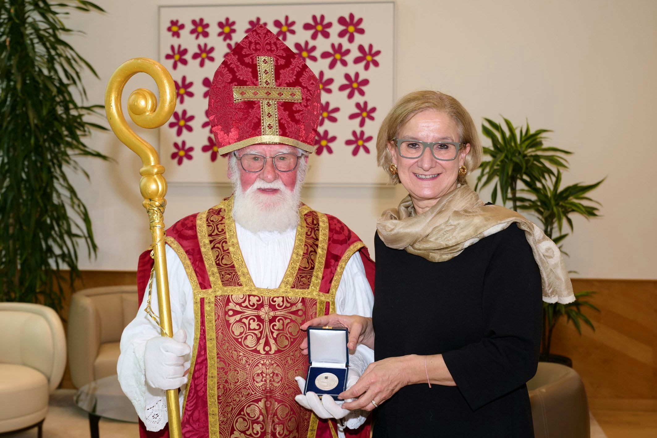 Es muss nicht immer Paris sein: Ehrenzeichen des Landes für den Nikolaus, verliehen von Johanna Mikl-Leitner (rechts)